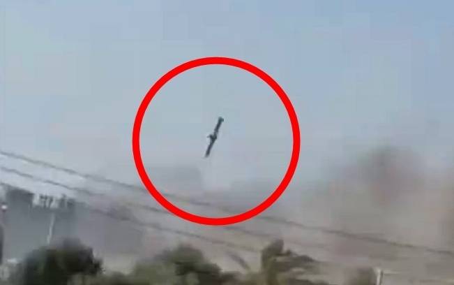 2월 28일(현지시간) 미국과 이스라엘의 대규모 공습으로 초토화된 이란 호르모즈간주 미나브시 샤자레 타이에베 여자초등학교에서 165명이 숨진 사건을 두고 미국과 이란이 책임 공방을 벌이는 가운데, 3월 8일 이란 준공영 메르 통신은 미국 토마호크로 추정되는 미사일이 해당 학교로 떨어지는 모습이 담긴 동영상을 공개했다. 2026.3.8 메르 통신