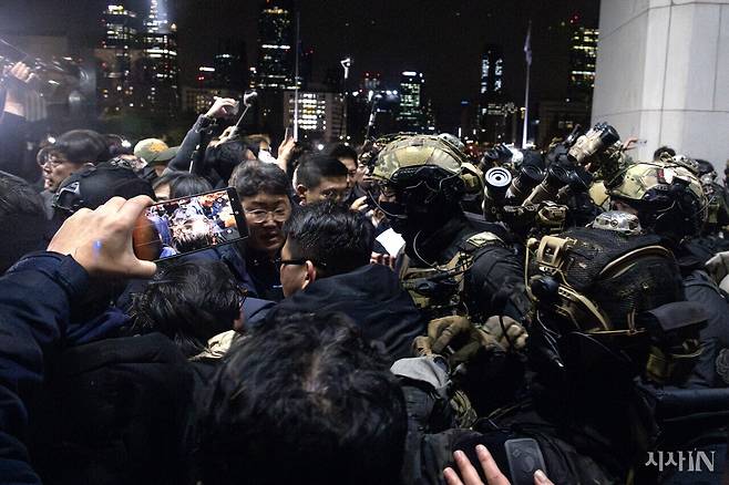 2024년 12월4일 새벽, 국회 관계자들이 국회의사당에 진입하려는 무장 계엄군을 막고 있다.ⓒ시사IN 박미소