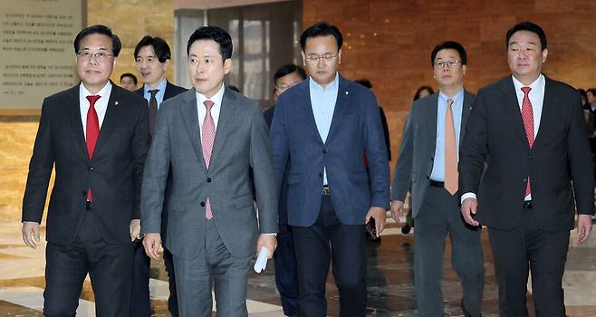국민의힘 장동혁 대표와 송언석 원내대표 등 지도부가 9일 국회에서 열린 긴급 의원총회에 참석하고 있다. ⓒ연합뉴스