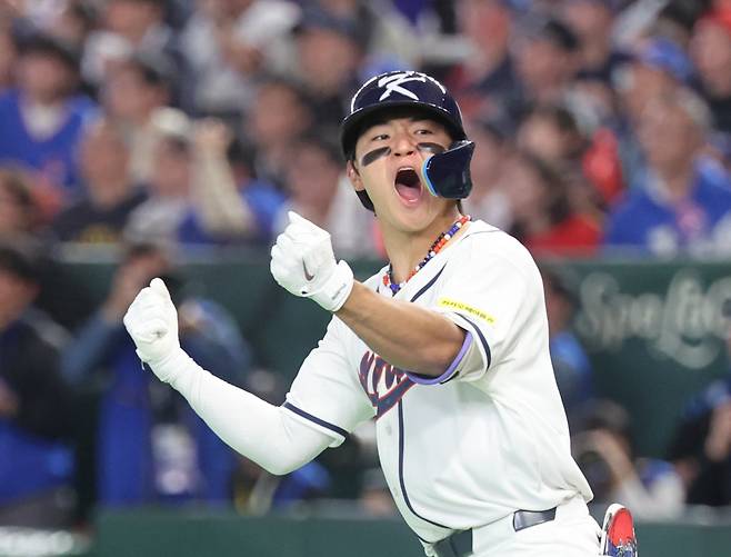 한국 WBC 대표팀 김도영이 8일 일본 도쿄돔에서 열린 2026 WBC C조 조별리그 3차전 대만과 경기에서 홈런을 친 뒤 포효하고 있다. 연합뉴스