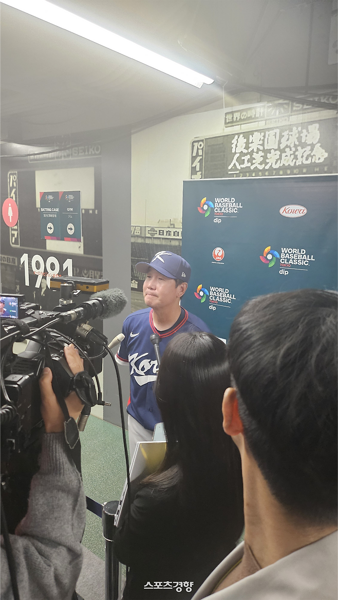 류지현 WBC 대표팀 감독이 9일 호주전 승리로 8강 진출을 확정하고 믹스드존에서 인터뷰하고 있다. 도쿄 | 심진용 기자