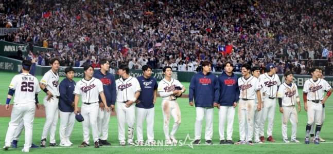대만전 직후 관중들을 위해 인사하는 대표팀. /사진=강영조 선임기자