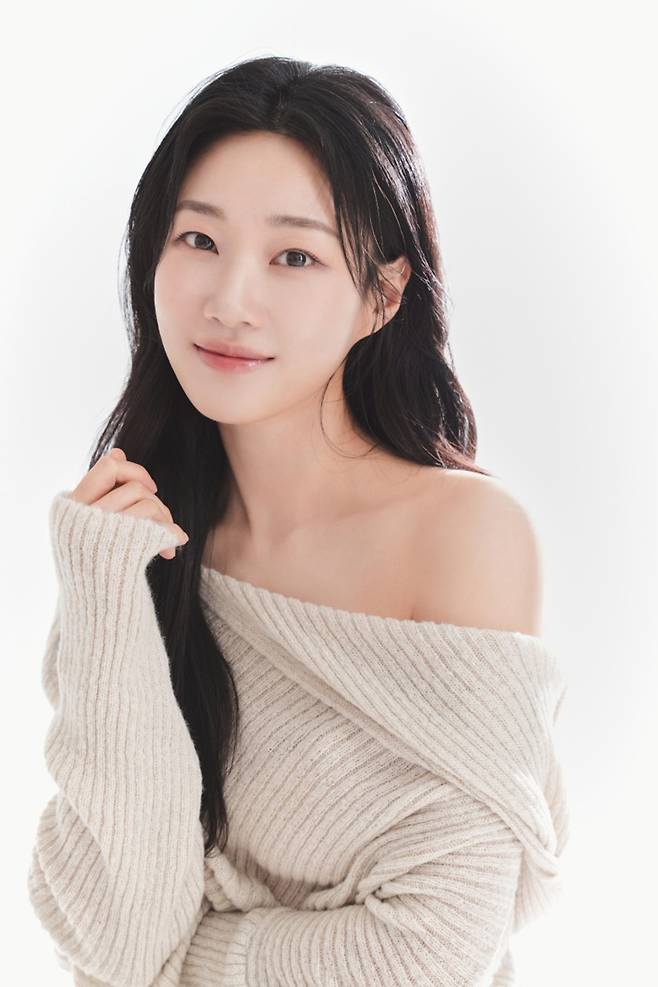 호두앤유, 하윤경