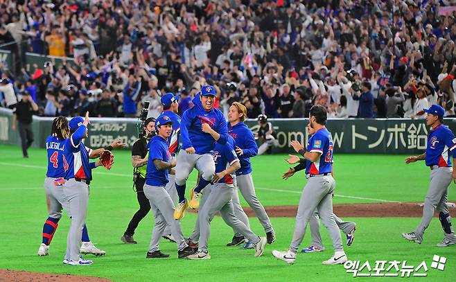 8일 오후 일본 도쿄돔에서 열린 2026 월드베이스볼클래식(WBC) C조 한국과 대만의 경기, 한국이 승부치기까지 가는 끝에 대만에 4:5 역전패를 당했다. 대만 선수들이 기뻐하고 있다. 일본 도쿄, 김한준 기자
