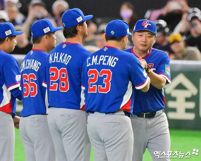 8일 오후 일본 도쿄돔에서 열린 2026 월드베이스볼클래식(WBC) C조 한국과 대만의 경기, 경기 전 대만 정하오쥐 감독이 도열하고 있다. 일본 도쿄, 김한준 기자