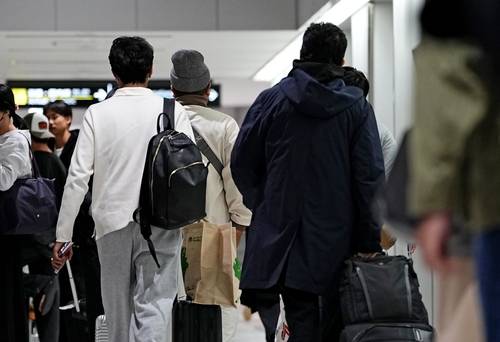 日 중동 자국민 태운 전세기 도쿄 첫 도착 (교도=연합뉴스) 일본 정부가 중동에서 발이 묶인 자국민의 귀국을 지원하기 위해 오만에 투입한 전세기를 타고 8일 밤 나리타공항에 도착한 승객들이 이동하고 있다.