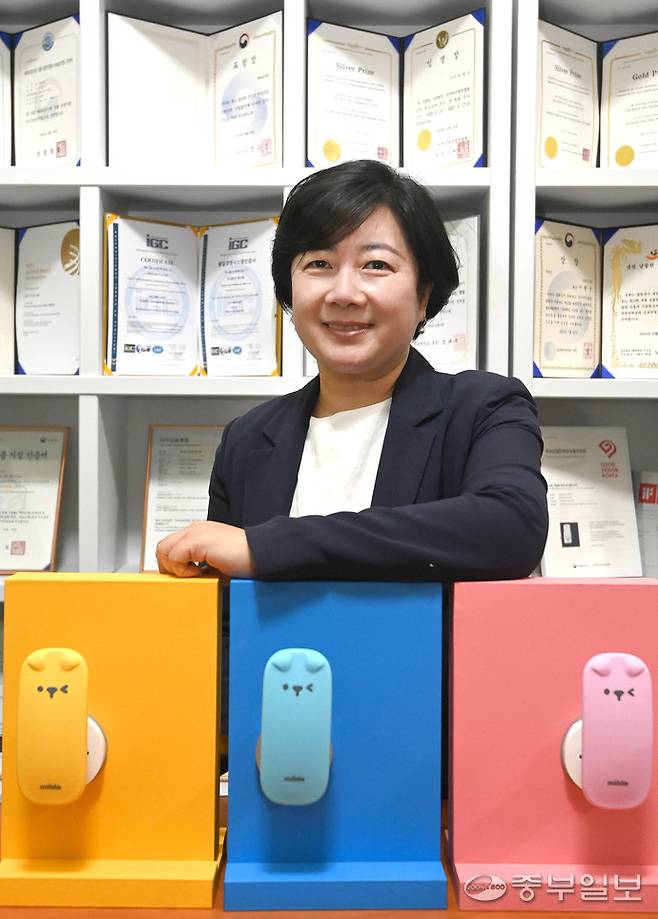 이현진 ㈜애니락 대표가 자사의 주력 제품인 '푸시풀 KS 안전손잡이'와 함께 포즈를 취하고 있다. 정선식 기자