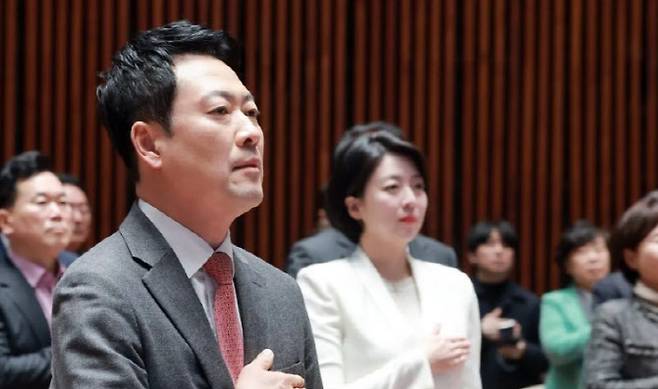 장동혁 국민의힘 대표가 9일 국회에서 열린 의원총회에 참석해 배현진 의원 등 참석 의원들과 국기에 대한 경례를 하고 있다. (사진=연합뉴스)