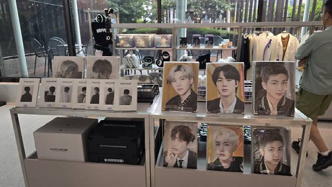 지난해 7월 신세계면세점 명동점에 BTS 굿즈가 진열돼 있다. (사진=김지우 기자)