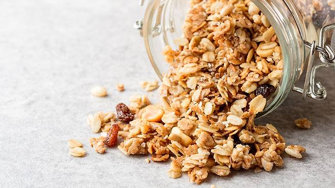 요거트 토핑이나 간식으로 자주 먹는 그래놀라 한 컵의 열량은 약 600칼로리에 달한다|출처: 게티이미지뱅크