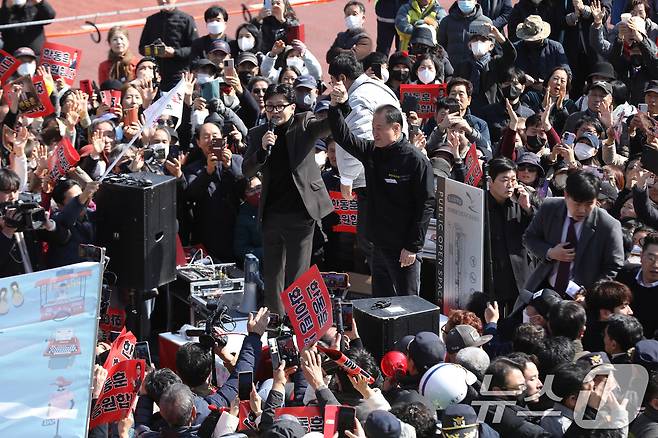 한동훈 전 국민의힘 대표가 7일 오후 부산 북구 구포시장을 찾아 발언하고 있다. 2026.3.7 ⓒ 뉴스1 윤일지 기자
