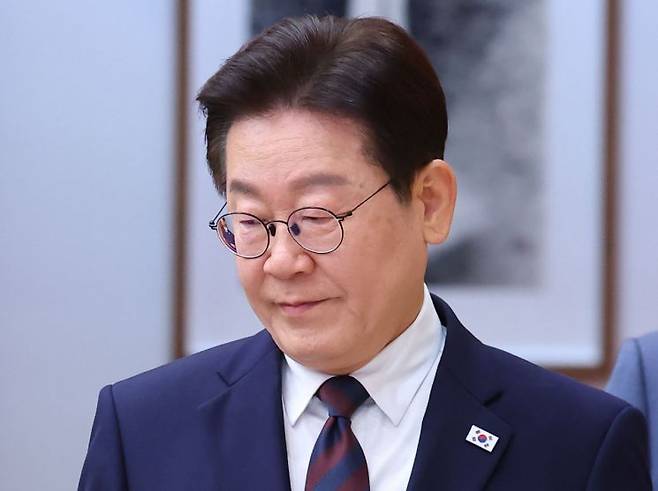 이재명 대통령이 9일 청와대에서 열린 중동상황 관련 비상경제점검회의에 입장하고 있다. 연합뉴스