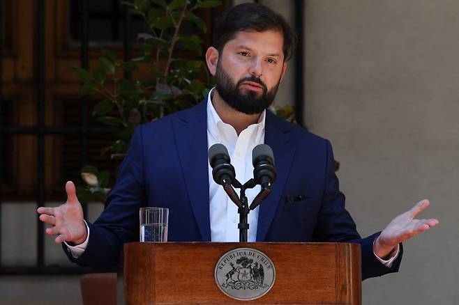 칠레 가브리엘 보리치 칠레 대통령이 8일 수도 산티아고 라 모네다 대통령궁에서 호세 안토니오 카스트 대통령 당선인과 회담한 후 결과에 대해 얘기하고 있다. /로이터 연합뉴스