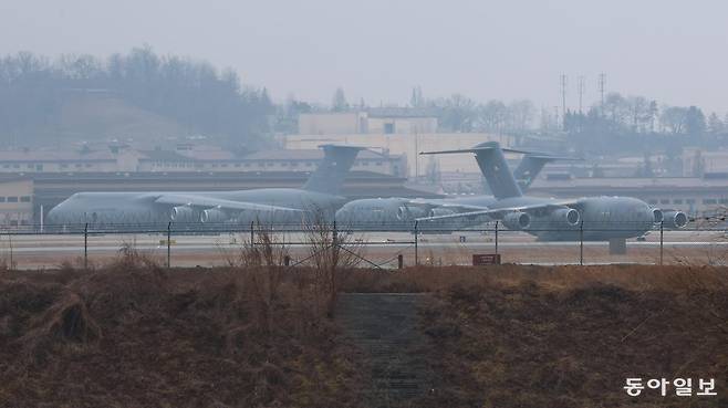 6일 미군 대형 수송기인 C-5와 C-17이 경기 평택시 주한미군 오산기지에 계류 중인 모습. 평택=전영한 기자 scoopjyh@donga.com