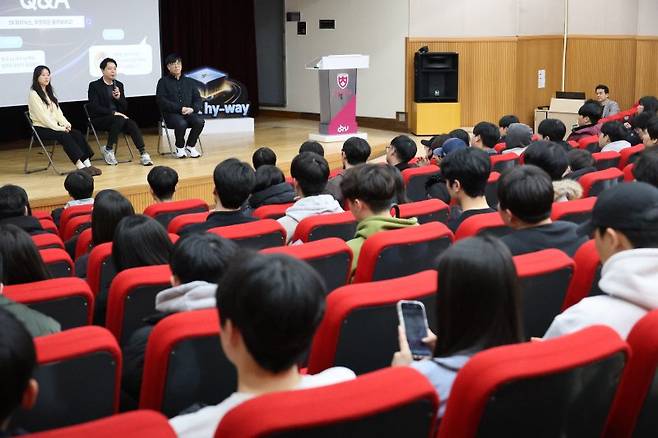 SK하이닉스 채용설명회가 열린 지난 9일 충북대학교 개신문화관에서 하이닉스 관계자가 학생들에게 채용 관련 정보를 설명하고 있다. 연합뉴스