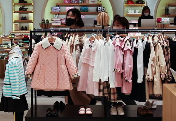서울 서초구 신세계백화점의 한 아동복 매장에 제품이 진열돼있다. 연합뉴스