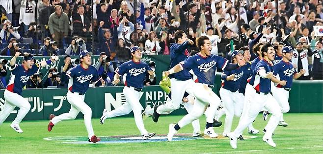 < 도쿄의 기적 > 9일 일본 도쿄돔에서 열린 2026 월드베이스볼클래식(WBC) C조 조별리그 최종전에서 8강 진출을 확정 지은 한국 선수들이 환호하고 있다. 연합뉴스