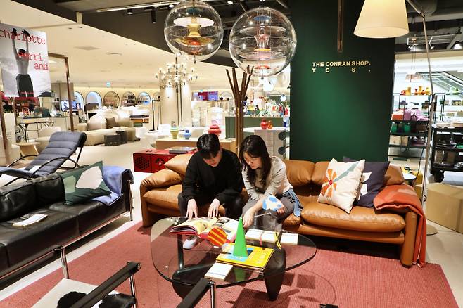 롯데백화점 본점 인테리어 매장에서 고객들이 소개 책자를 보고 있는 모습. 롯데백화점 제공