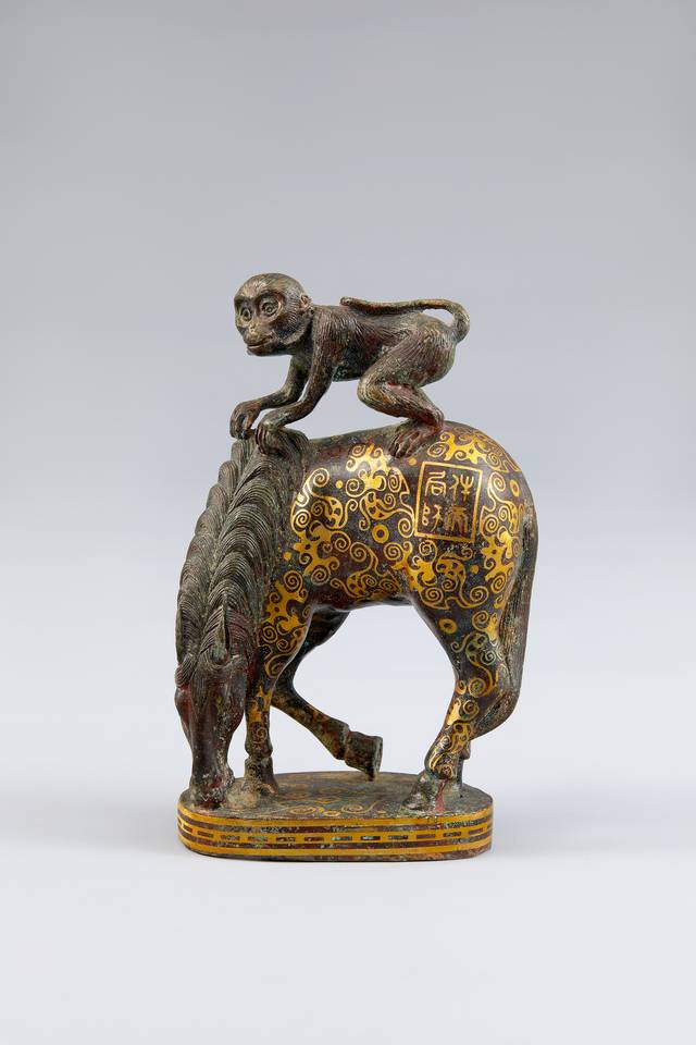 춘추전국 시대의 청동 금상감 마상봉후상(馬上封侯像). 말 위에 올라탄 원숭이를 표현했다. 빠른 출세와 지위 상승에 대한 염원을 상징한다.