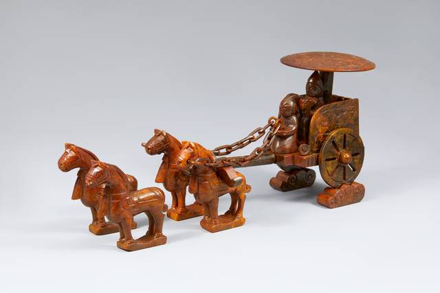 말 네 마리가 마차를 끄는 모습으로 조각된 춘추전국시대의 옥기. 마차는 마부와 사람 한 명을 태울 수 있는 규모이며, 햇빛을 가리는 일산(日傘)이 세워져 있다. 말 네 마리가 끄는 수레는 당시 제후(帝后)나 경(卿)이 사용할 수 있었다고 한다.