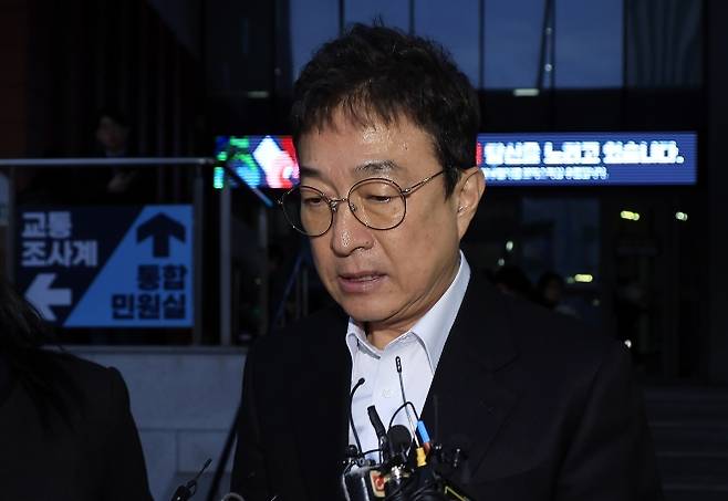 ‘음주운전’ 이재룡, 경찰 피의자 조사 받고 귀가 - 음주운전을 시인한 배우 이재룡이 10일 오후 서울 강남경찰서 교통조사계에서 피의자 신분으로 조사를 받고 나와 취재진의 질문공세를 받으며 대기하는 차량으로 향하고 있다. 이씨는 지난 6일 오후 11시쯤 서울 지하철 9호선 삼성중앙역 인근에서 차량을 몰다 중앙분리대를 들이받고 도주한 혐의를 받는다. 2026.3.10 뉴스1