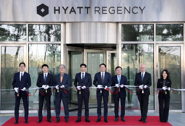 9일 인천 영종도 하얏트 리젠시 인천 파라다이스시티에서 열린 개관식에서 최종환(오른쪽 4번째) 파라다이스세가사미 대표이사와 사토미 하루키(왼쪽 네번째) 세가사미홀딩스 최고경영자 등 내빈들이 테이프를 자르고 있다. 파라다이스