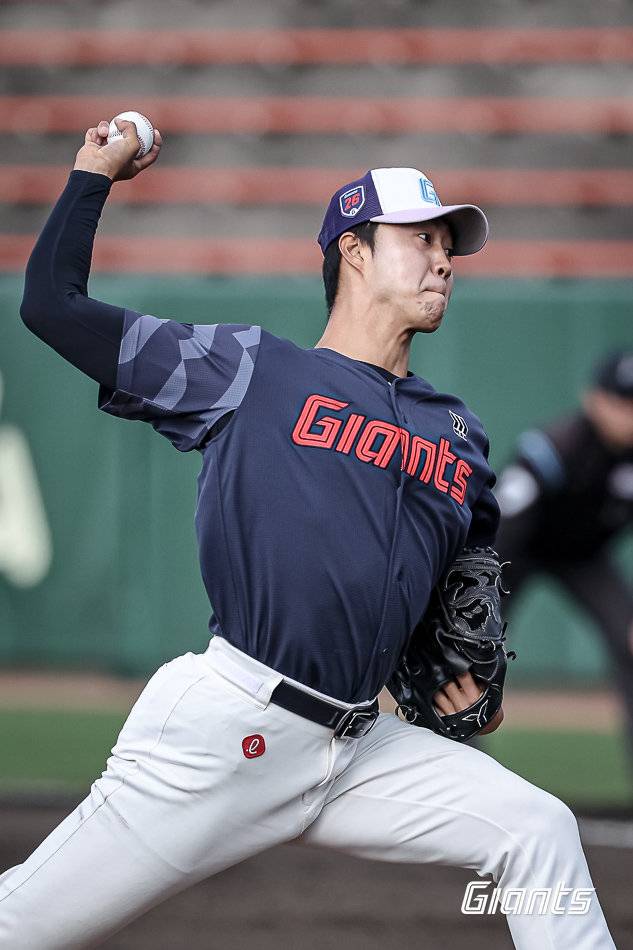롯데 윤성빈이 1일 일본 미야자키 미야코노조구장서 열린 지바롯데전서 역투하고 있다. 사진제공|롯데 자이언츠