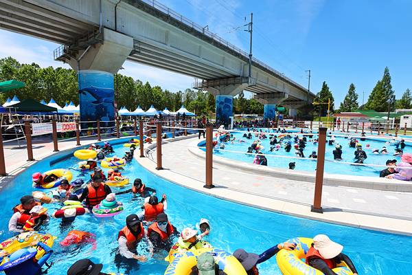 인천 남동구 논현포대근린공원 인근 유수지를 활용한 남동 물빛놀이터에서 시민들이 물놀이를 즐기고 있다./남동구 제공