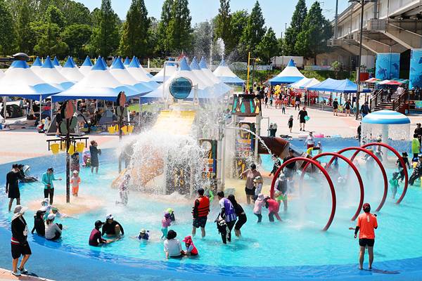 인천 남동구 논현포대근린공원 인근 유수지를 활용한 남동 물빛놀이터에서 시민들이 물놀이를 즐기고 있다./남동구 제공