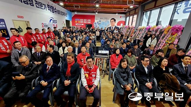 11일 박명수 안성시장 예비후보 선거사무소 개소식에 참석한 내외빈들이 사회자의 말을 경청하는 중이다. 사진=박명수 예비후보 선거캠프