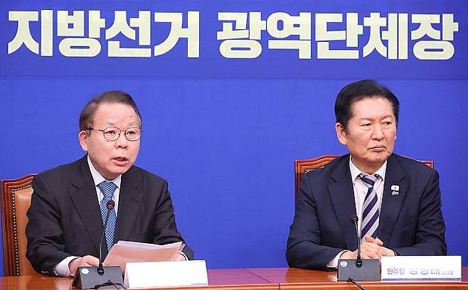 김이수 더불어민주당 공천관리위원장이 지난 4일 오전 서울 여의도 국회에서 열린 중앙당공천관리위원회 공천 심사 발표에서 인천광역시장 후보를 발표하고 있다.뉴시스