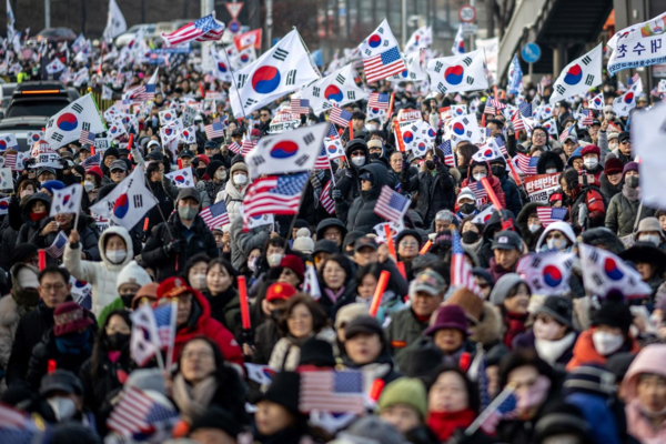 서울 도심에서 열린 보수·극우 성향 집회. 태극기와 정치 구호를 중심으로 한 거리 정치와 유튜브 중계 방식은 2020년대 한국 극우 정치 동원의 주요 특징으로 자리 잡았다.