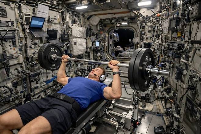 무중량 상태의 우주정거장에서는 빠른 속도로 근육과 뼈가 약화된다. 이를 방지하기 위한 운동기구가 나왔다. 위 사진은 본문과 직접적 관련이 없음. 사진=AI 이용해 생성