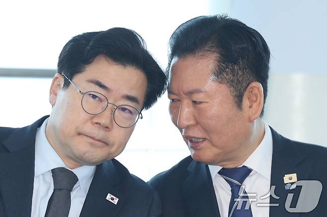 정청래 더불어민주당 대표와 인천시장 후보로 공천된 박찬대 의원이 11일 인천 강화군 강화평화전망대에서 열린 현장 최고위원회의에서 발언하고 있다. 2026.3.11 ⓒ 뉴스1 신웅수 기자