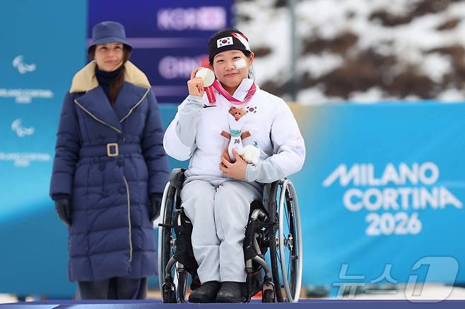김윤지가 10일(현지시간) 이탈리아 테세로 크로스컨트리 스타디움에서 열린 2026 밀라노·코르티나 동계 패럴림픽 크로스컨트리 스키 여자 스프린트 좌식 결선에서 은메달을 획득 후 기뻐하고 있다. (대한장애인체육회 제공. 재판매 및 DB금지) 2026.3.11 ⓒ 뉴스1