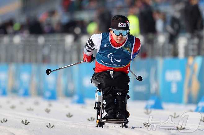 김윤지가 10일(현지시간) 이탈리아 테세로 크로스컨트리 스타디움에서 열린 2026 밀라노·코르티나 동계 패럴림픽 크로스컨트리 스키 여자 스프린트 좌식 결선에서 완주 후 기뻐하고 있다. (대한장애인체육회 제공. 재판매 및 DB금지) 2026.3.11 ⓒ 뉴스1