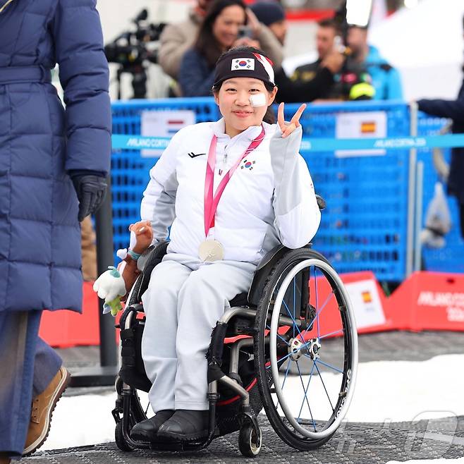 김윤지가 10일(현지시간) 이탈리아 테세로 크로스컨트리 스타디움에서 열린 2026 밀라노·코르티나 동계 패럴림픽 크로스컨트리 스키 여자 스프린트 좌식 결선에서 은메달을 획득 후 기뻐하고 있다. (대한장애인체육회 제공. 재판매 및 DB금지) 2026.3.11 ⓒ 뉴스1