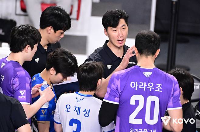 우리카드 박철우 대행이 10일 현대캐피탈전에서 작전지시하고 있다. 사진 | 한국배구연맹
