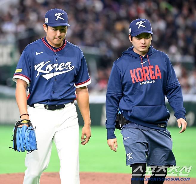 9일 일본 도쿄돔에서 열린 WBC(월드베이스볼클래식) 한국과 호주의 경기, 2회말 투구를 앞둔 손주영이 몸의 이상을 호소하며 마운드를 내려가고 있다. 손주영은 노경은과 교체됐다. 도쿄(일본)=허상욱 기자wook@sportschosun.com/2026.03.09/