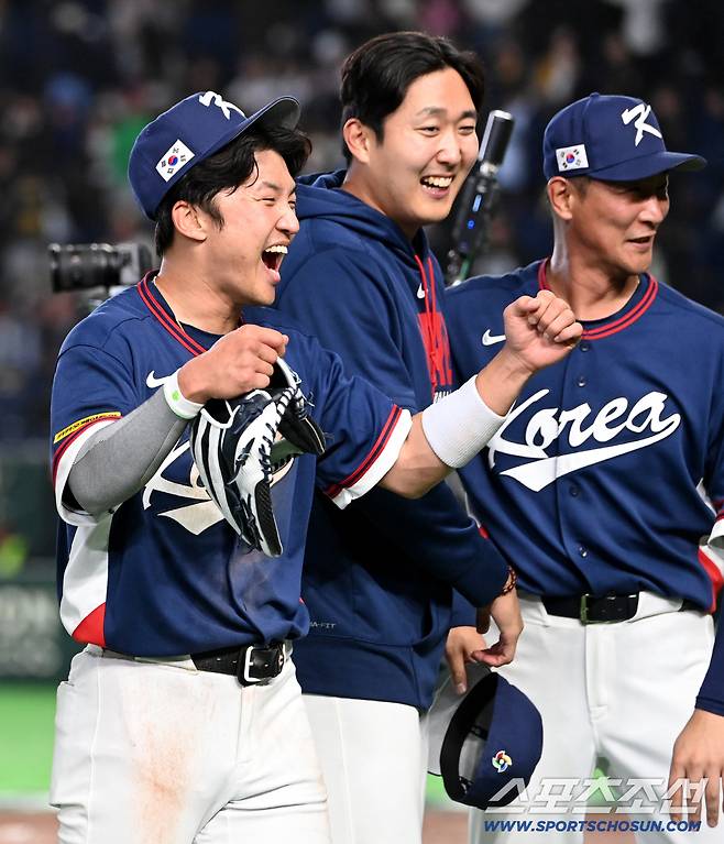 일본 도쿄돔에서 열린 WBC(월드베이스볼클래식) 한국과 호주의 경기, 한국이 승리하며 8강행을 확정했다. 박해민과 손주영이 기뻐하고 있다. 도쿄(일본)=허상욱 기자wook@sportschosun.com/2026.03.09/