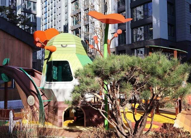 롯데건설이 '아시아 디자인 프라이즈 2026'에서 출품한 작품 2점이 본상을 수상했다. 사진은 수상작인 'VL르웨스트'의 선큰 정원 '르웨스트 ROCK(樂) 가든'이다. /롯데건설