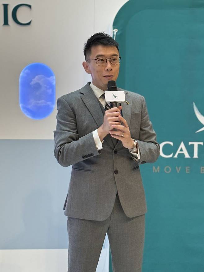 11일 안드레 신 캐세이 한국·대만지역총괄이 서울 여의도 IFC몰에 설치된 팝업에서 포즈를 취하고 있다. 사진=강구귀 기자