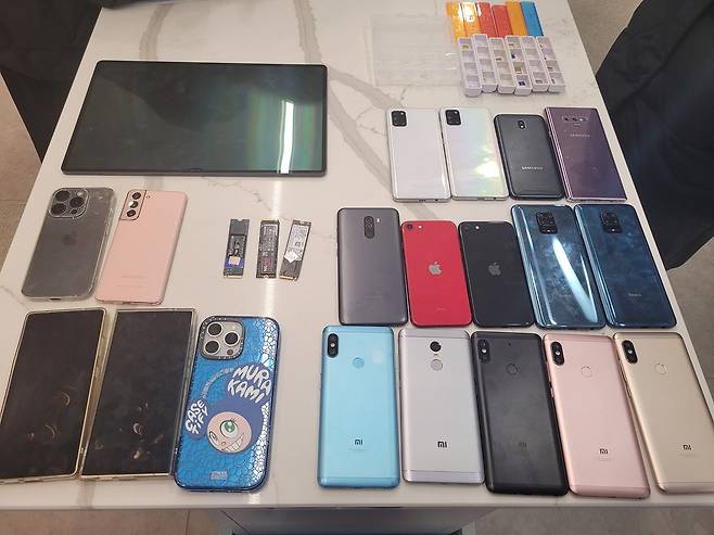 매크로를 이용해 K-POP 공연을 대량 불법 예매한 후 비싼 값에 판 일당으로부터 경찰이 압수한 범행 증거물. 사진 경기북부경찰청