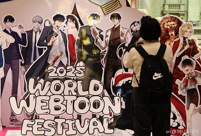 (서울=뉴스1) 구윤성 기자 = 19일 오후 서울 송파구 롯데월드 아이스링크에 마련된 '2025 월드 웹툰 페스티벌' 행사장에서 관람객들이 웹툰 전시를 둘러보고 있다. 오는 22일까지 롯데월드몰 일대에서 열리는 이번 행사는 웹툰 기업이 참여하는 팝업스토어와 전시, 토크콘서트와 상영회 등 다양한 프로그램이 마련됐다. 2025.10.19/뉴스1 Copyright (C) 뉴스1. All rights reserved. 무단 전재 및 재배포, AI학습 이용 금지. /사진=(서울=뉴스1) 구윤성 기자