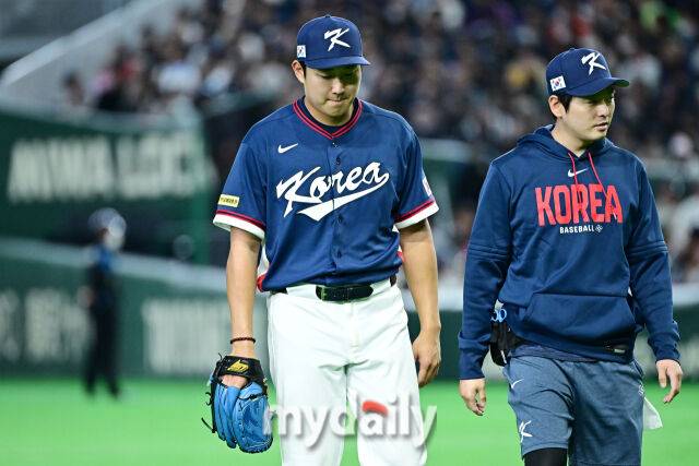 9일 일본 도쿄돔에서 열린 2026 월드 베이스볼 클래식(WBC) 조별리그 한국-호주 경기.선발 손주영이 2회말 시작과 동시에 마운드에 방문한 류지현 감독과 아야기를 나눈 뒤 교체되고 있다./도쿄(일본)=한혁승 기자