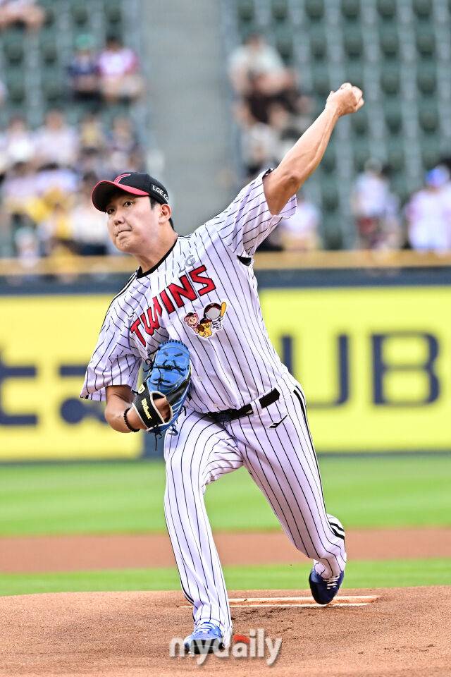 5일 서울 잠실야구장에서 열린 '2025 신한 SOL BANK KBO리그' 두산 베어스와 LG 트윈스 경기.LG 손주영이 선발 투수로 나와 힘차게 투구하고 있다./마이데일리