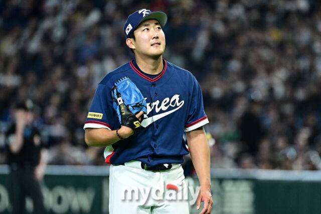 9일 일본 도쿄돔에서 열린 2026 월드 베이스볼 클래식(WBC) 조별리그 한국-호주 경기.선발 손주영이 1회 무실점 수비를 마치고 더그아웃으로 향하고 있다./도쿄(일본)=한혁승 기자