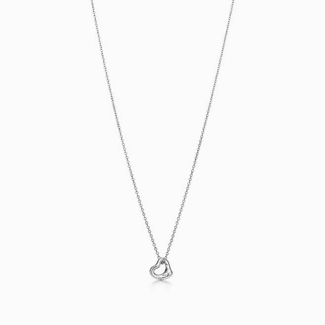 티파니의 엘사 퍼레티™ 오픈 하트 디자인 목걸이는 사랑의 마음을 전해준다. 티파니 제공