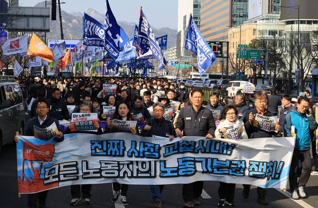 노란봉투법(노동조합 및 노동관계조정법 2·3조 개정 법률) 시행 첫날인 10일 서울 세종로에서 열린 민주노총 투쟁 선포대회에서 집회를 마친 민주노총 조합원 등이 행진하고 있다. 연합뉴스