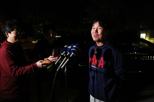 류지현 한국야구대표팀 감독이 11일(현지시간) 미국 플로리다 마이애미의 한 호텔에 도착해 취재진과 인터뷰하고 있다. 2025.3.11 mon@yna.co.kr 연합뉴스